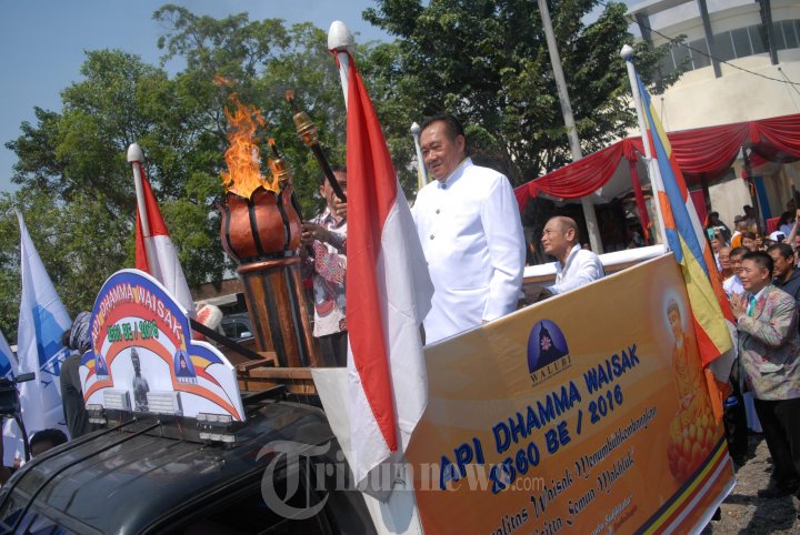 Biksu Lakukan Prosesi Pengambilan Api Dhamma Waisak