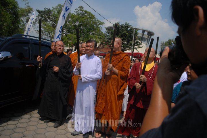 Biksu Lakukan Prosesi Pengambilan Api Dhamma Waisak