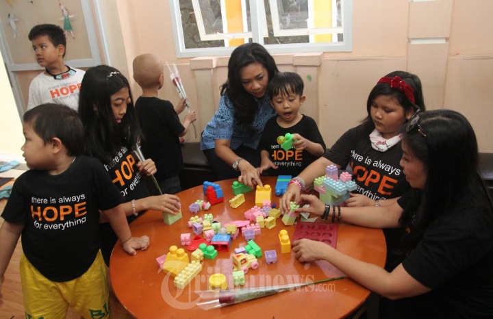 Blue Bird Sambut Hari Kartini Berbagi Penderita Kanker