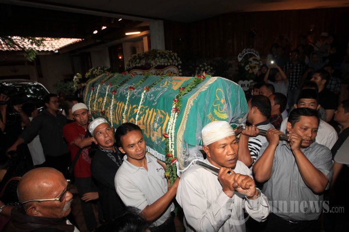 Bob Sadino Dimakamkan