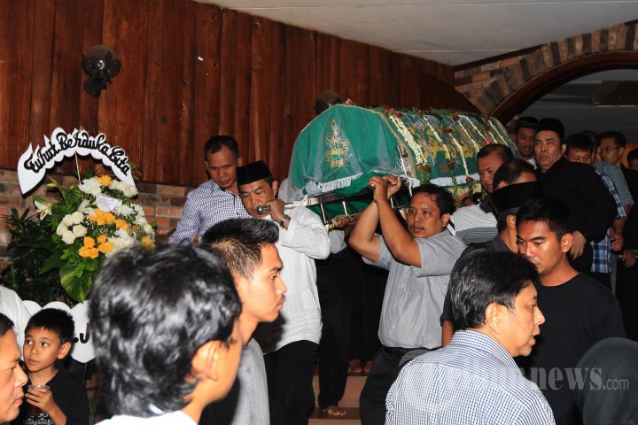 Bob Sadino Dimakamkan