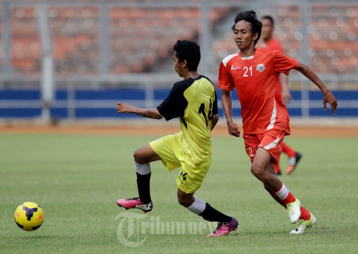 Bola Amarzukih Lewati Pemain Martapura FC