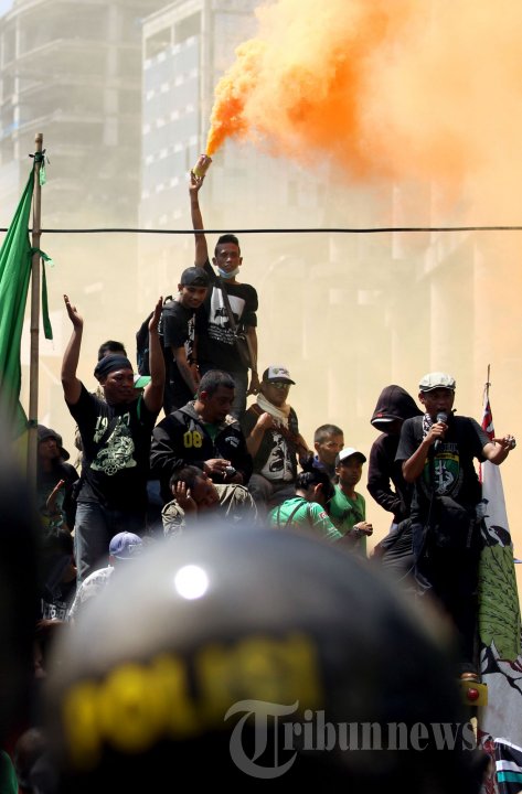 Bonek Demo Tolak KLB PSSI