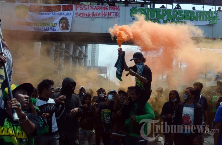 Bonek Demo Tolak KLB PSSI