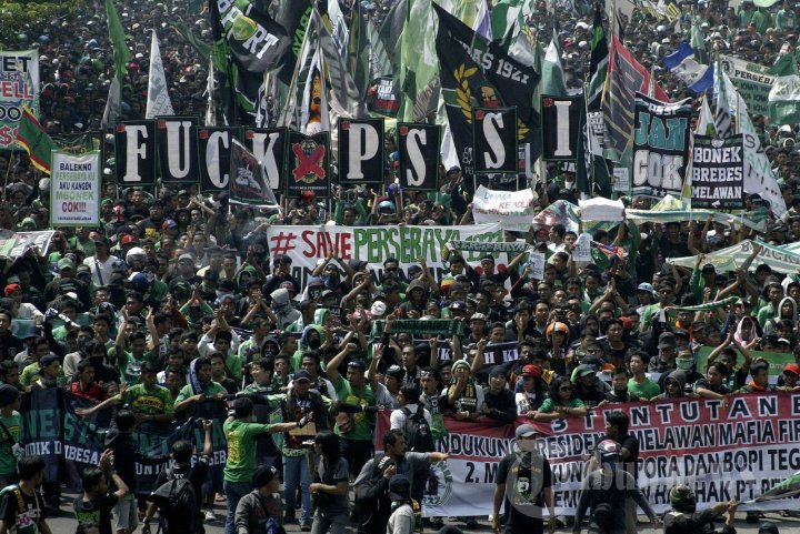 Bonek Demo Tolak KLB PSSI