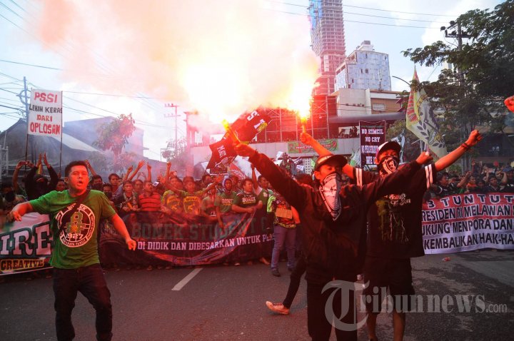 Bonek Demo Tolak KLB PSSI