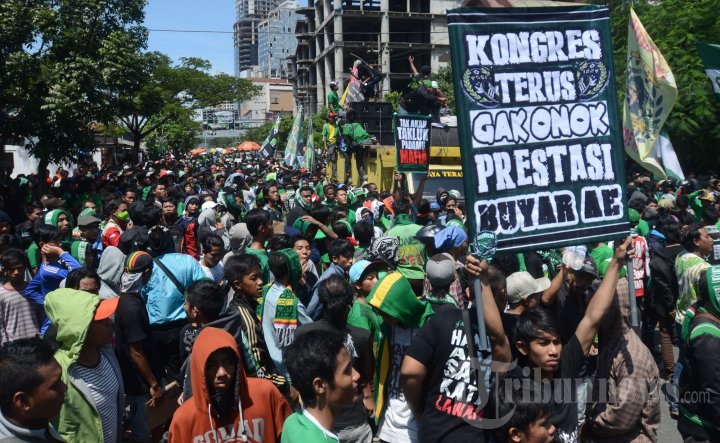 Bonek Demo Tolak KLB PSSI