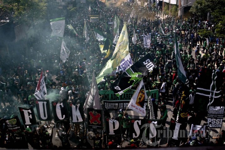Bonek Demo Tolak KLB PSSI