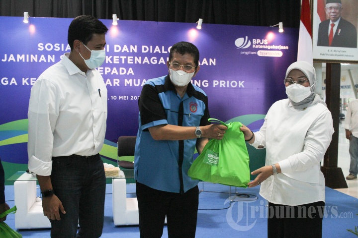 BPJamsostek Serahkan Beasiswa pada Anak Ahli Waris