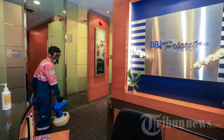BRI Beri Perlindungan Pada Pegawai dan Nasabah dengan Penyemprotan Disinfektan