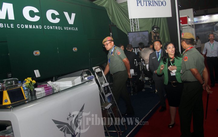 Brigjen TNI Hadi Prasojo di Mobile Command Control Vihicle