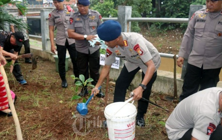 Brimob PMJ Tanam Pohon di Bantaran Kali Ciliwung dan Bersih-Bers