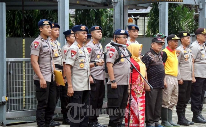 Brimob PMJ Tanam Pohon di Bantaran Kali Ciliwung dan Bersih-Bers