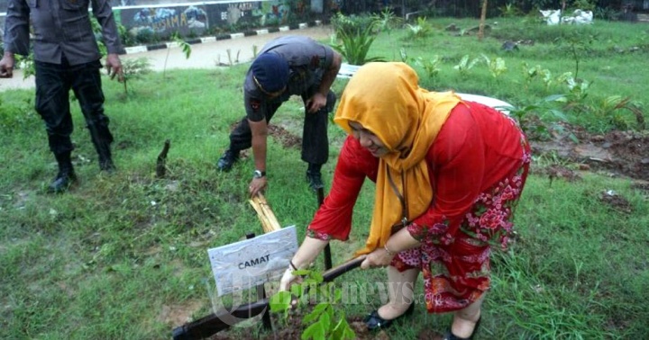 Brimob PMJ Tanam Pohon di Bantaran Kali Ciliwung dan Bersih-Bers