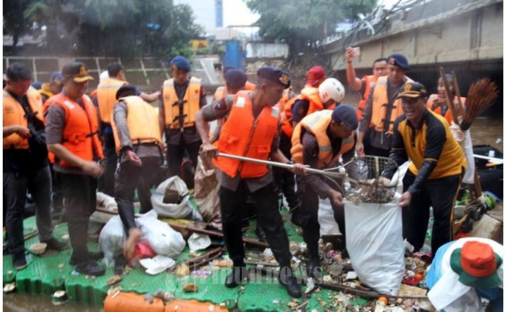 Brimob PMJ Tanam Pohon di Bantaran Kali Ciliwung dan Bersih-Bers