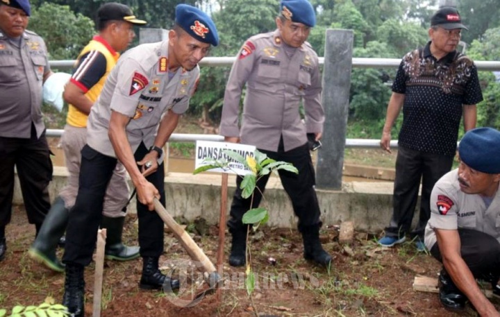 Brimob PMJ Tanam Pohon di Bantaran Kali Ciliwung dan Bersih-Bers