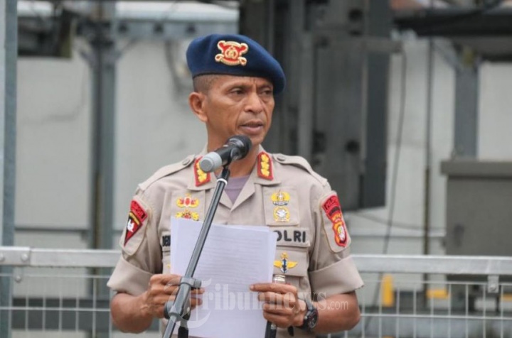 Brimob PMJ Tanam Pohon di Bantaran Kali Ciliwung dan Bersih-Bers