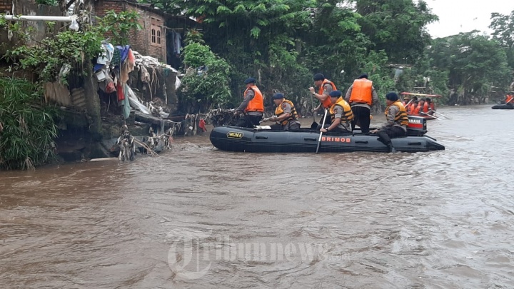Brimob PMJ Tanam Pohon di Bantaran Kali Ciliwung dan Bersih-Bers