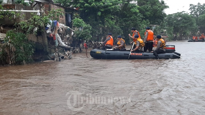 Brimob PMJ Tanam Pohon di Bantaran Kali Ciliwung dan Bersih-Bers