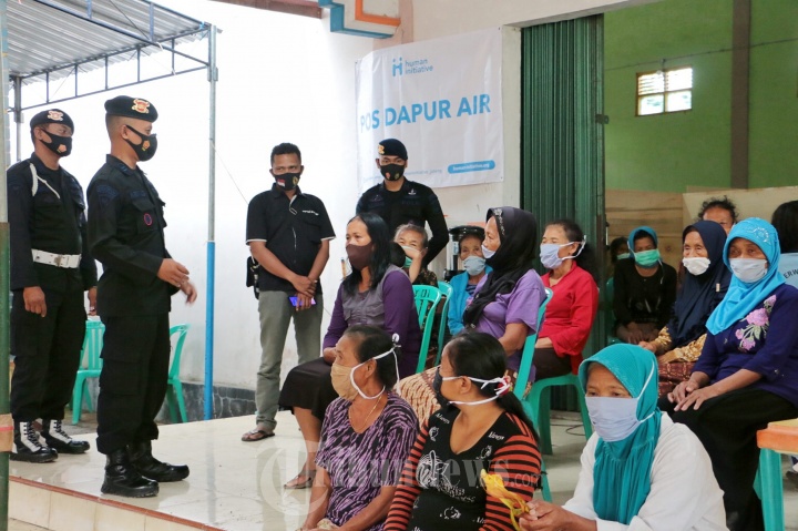 Brimob Sosialisasi di Barak Pengungsi Merapi