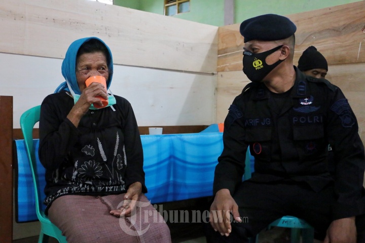 Brimob Sosialisasi di Barak Pengungsi Merapi