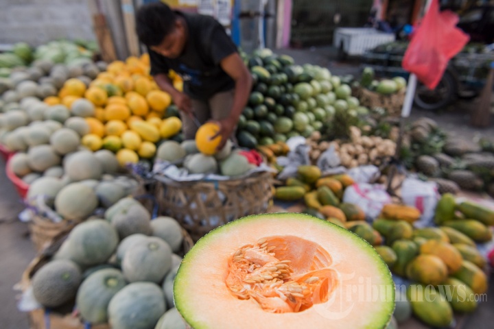 Pedagang menjual buah buahan hasil perkebunan di Aceh di Jalan Kartini, Banda Aceh, Jumat (8/6/2018). Saat ini, pasokan buah dari kawasan Pidie Jaya dan Neuhen, Aceh Besar mulai memenuhi kebutuhan pasar lokal. 