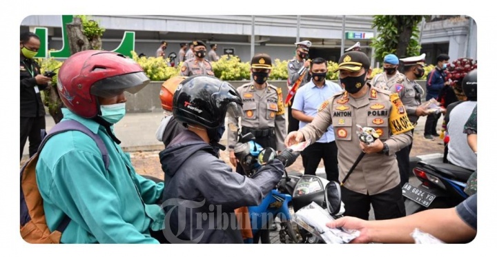 Bupati dan Kapolres Sleman Membagikan Masker dan Hand Sanitizer
