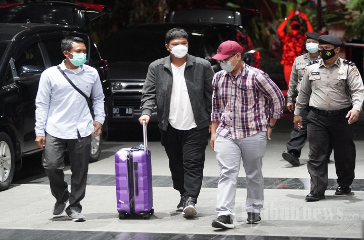 Bupati Kuantan Singingi (Kuansing) Putra Digiring ke KPK