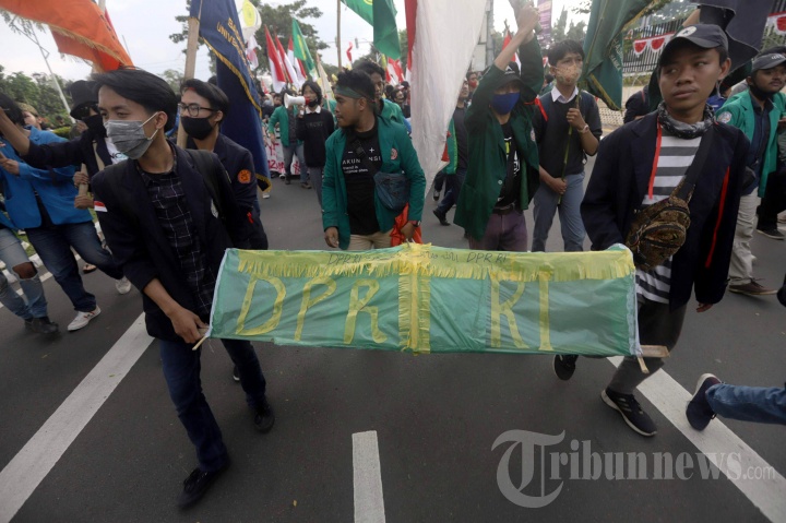 Buruh dan Mahasiswa Demo Tolak RUU Omnibus Law