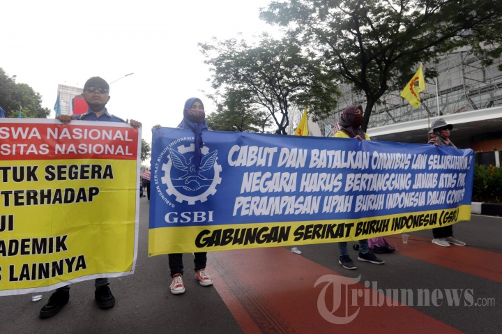 Buruh dan Mahasiswa Demo Tolak RUU Omnibus Law