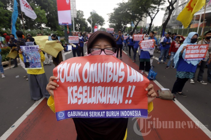 Buruh dan Mahasiswa Demo Tolak RUU Omnibus Law
