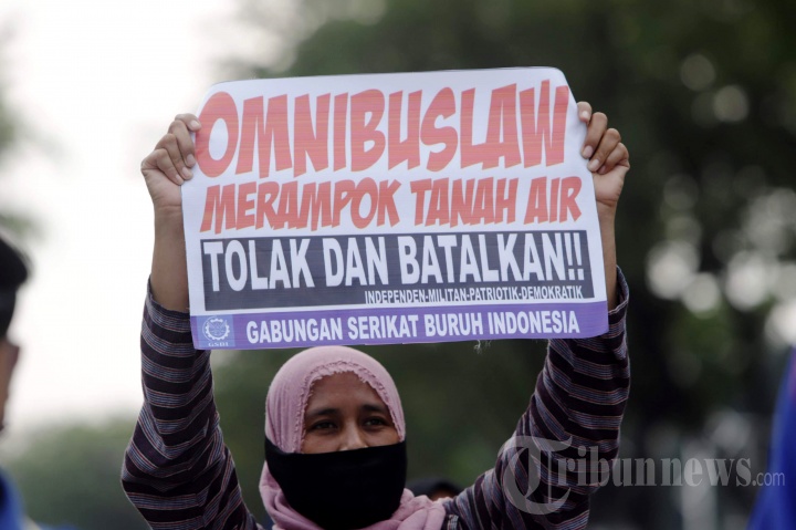 Buruh dan Mahasiswa Demo Tolak RUU Omnibus Law