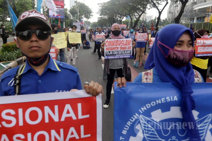 Buruh dan Mahasiswa Demo Tolak RUU Omnibus Law