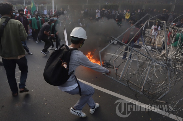 Buruh Dan Mahasiswa Demo Tolak RUU Omnibus Law