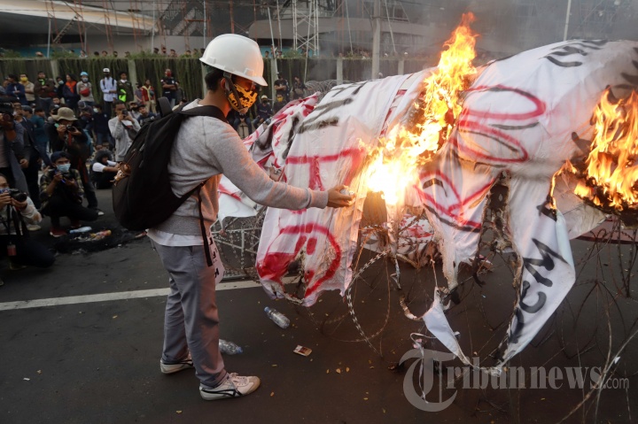 Buruh Dan Mahasiswa Demo Tolak RUU Omnibus Law