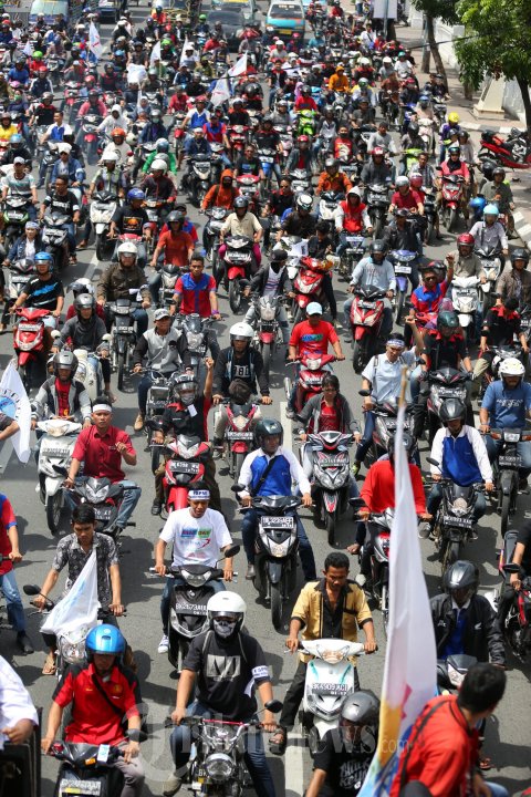 Buruh Demo Peringati Hari Buruh Internasional