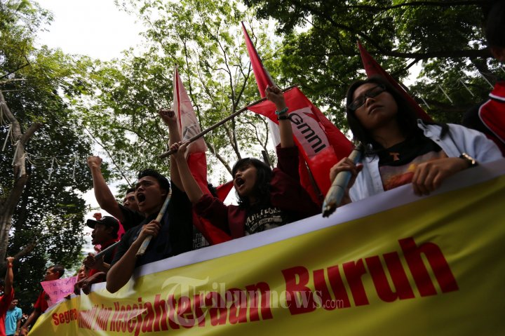 Buruh Demo Peringati Hari Buruh Internasional