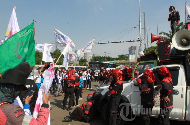 Buruh Demo Tolak UU Cipta Kerja di DPR RI