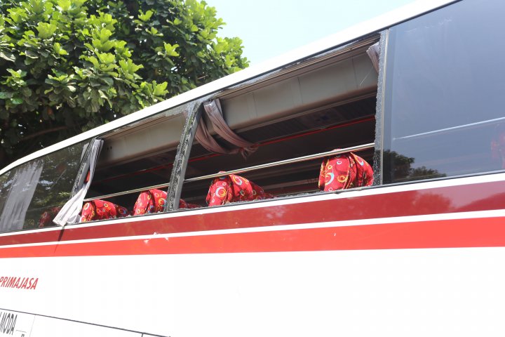 Bus Primajasa Rusak Dirusak Orang Tak Dikenal