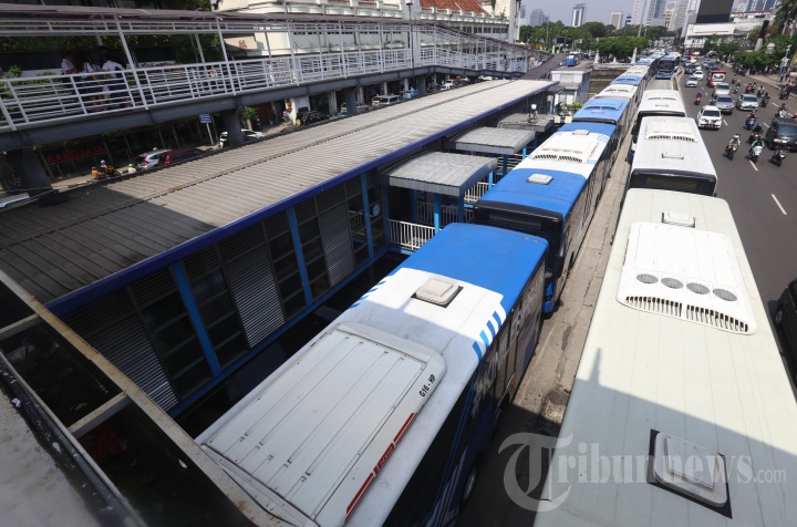 Bus Transjakarta Menumpuk di Harmoni