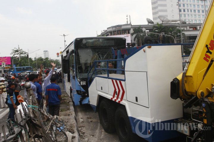 Bus TransJakarta Ringsek Menabrak Pembatas Jalan