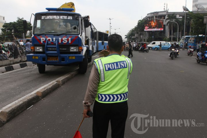 Bus TransJakarta Ringsek Menabrak Pembatas Jalan