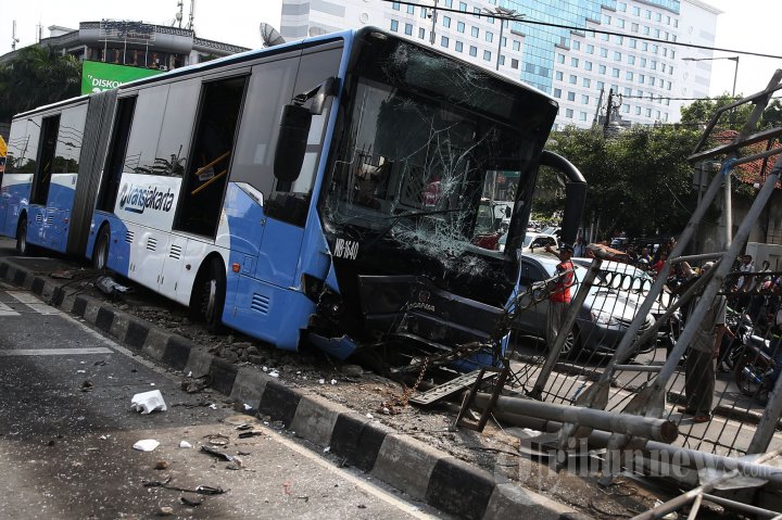 Bus TransJakarta Ringsek Menabrak Pembatas Jalan