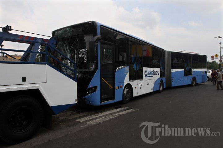 Bus TransJakarta Ringsek Menabrak Pembatas Jalan