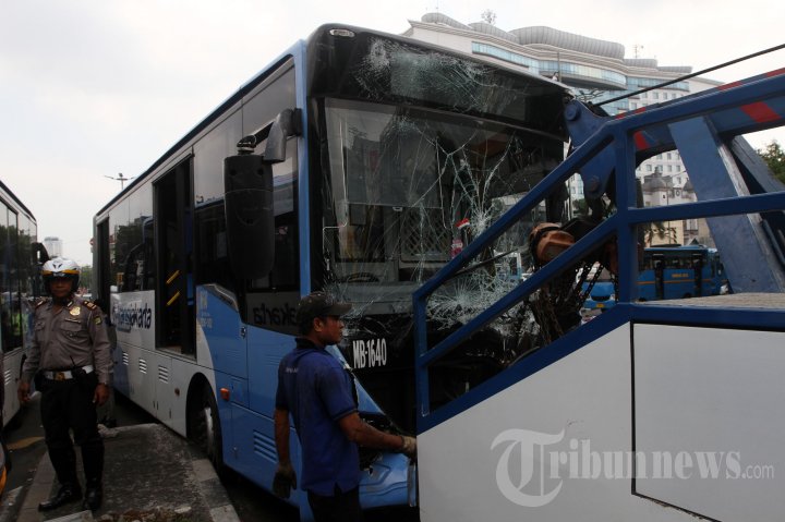 Bus TransJakarta Ringsek Menabrak Pembatas Jalan