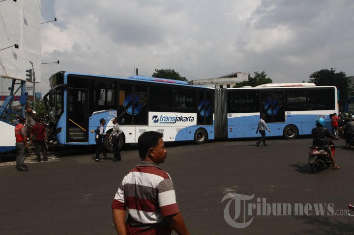 Bus TransJakarta Ringsek Menabrak Pembatas Jalan