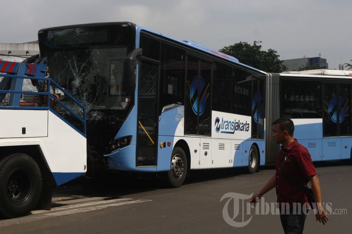 Bus TransJakarta Ringsek Menabrak Pembatas Jalan