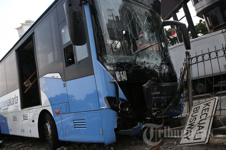 Bus TransJakarta Ringsek Menabrak Pembatas Jalan