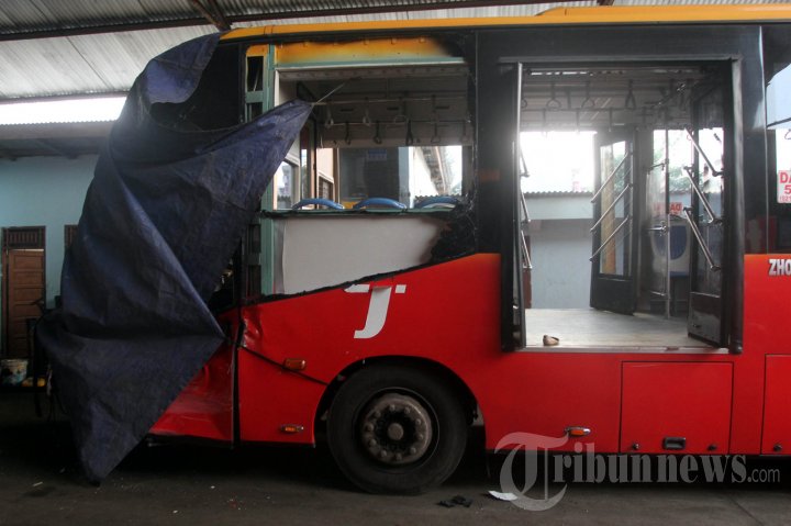 Bus TransJakarta Tertabrak Kereta