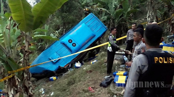 Bus Wisata Terjun ke Dalam Jurang di Sukabumi